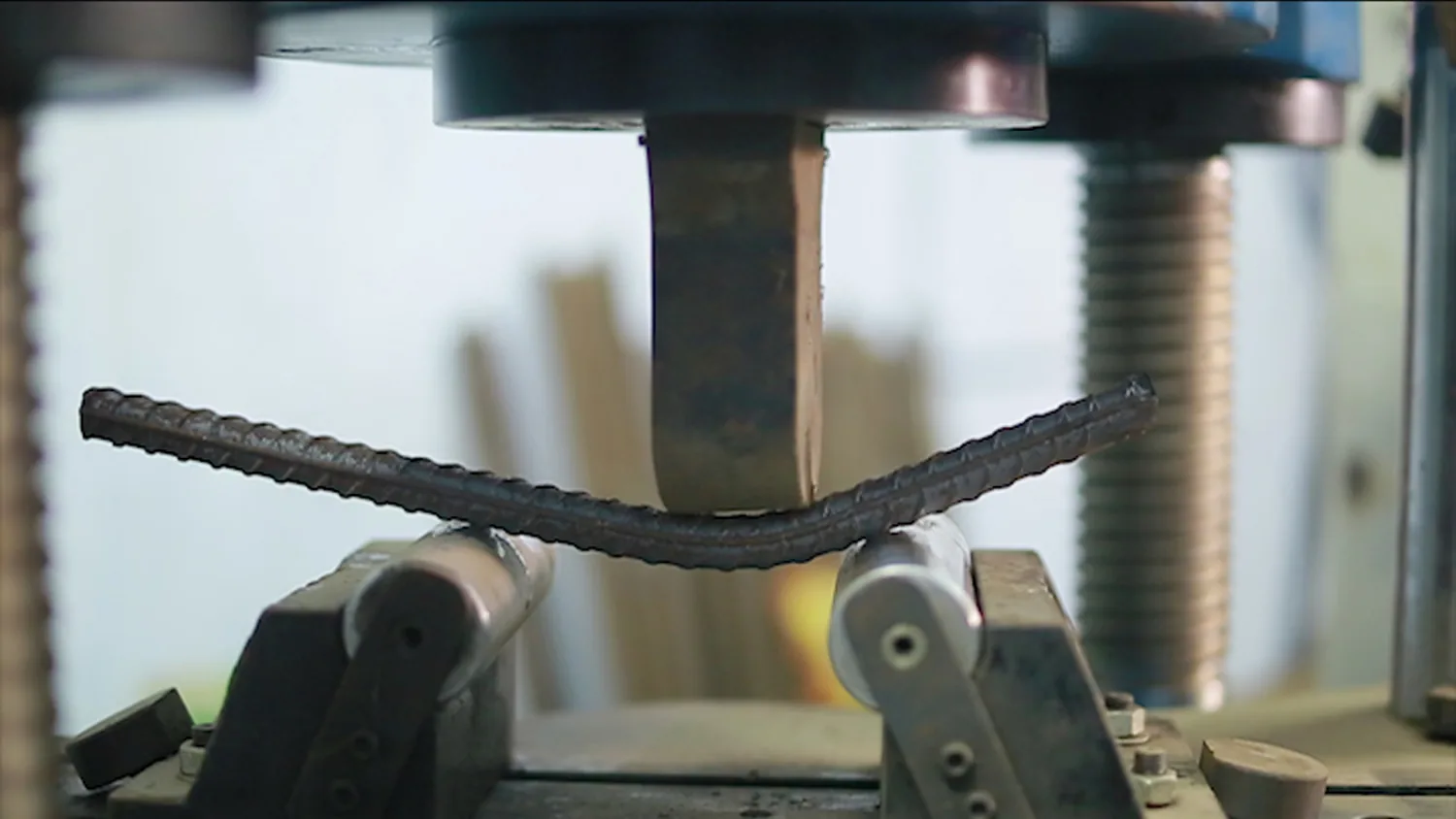 POWER+ bar folded double in the bend test